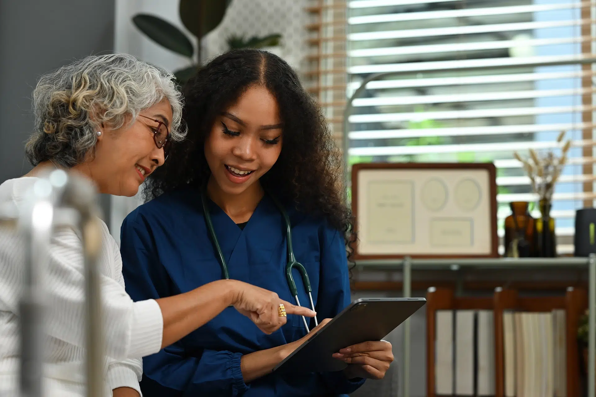 Senior woman discussing her care plan with a compassionate Texas healthcare provider.